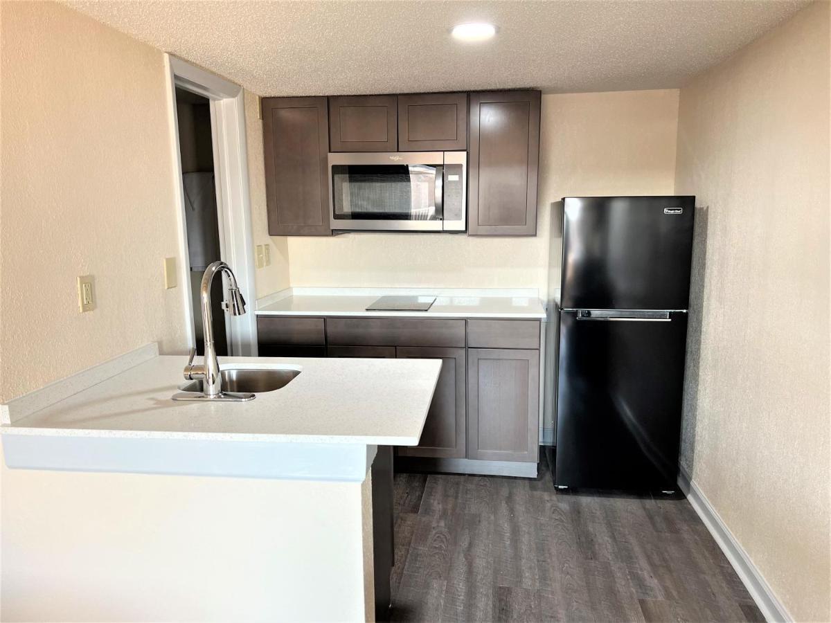 James River Inn & Suites Ньюпорт-Ньюс Экстерьер фото