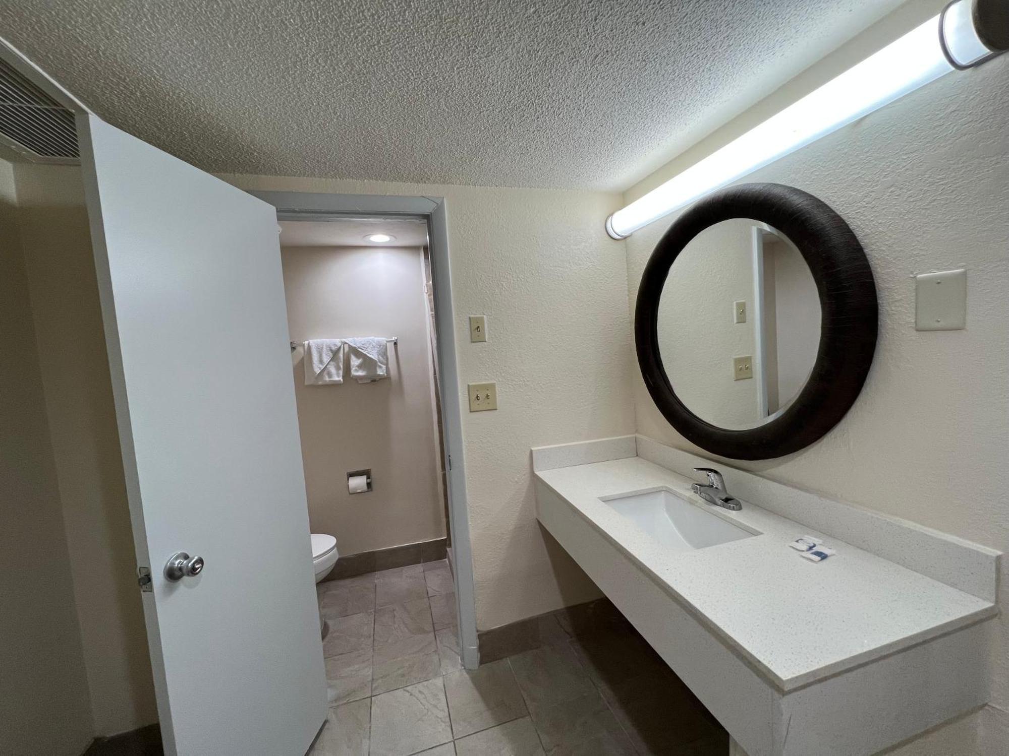 James River Inn & Suites Ньюпорт-Ньюс Экстерьер фото